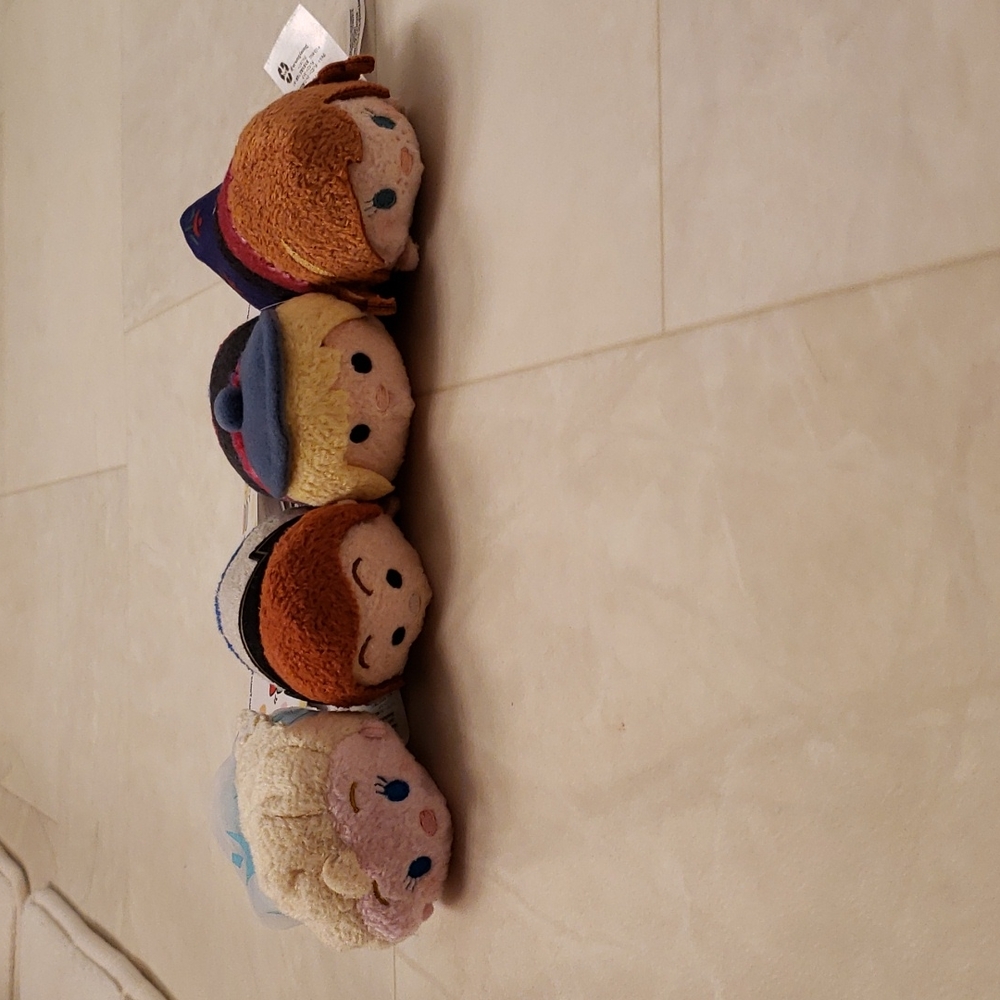 New Disney Store Authentic Tsum Tsum Mini set Hans, Anna, Elsa, Kristoff